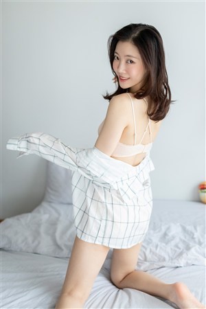边吃奶边扭身体哼唧怎么回事